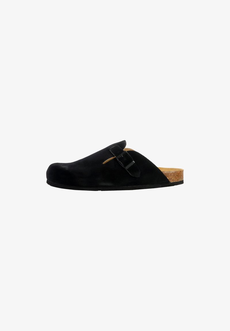 Zoccoli neri in suede con una soletta in sughero, dotati di una fascia con fibbia e un design a collo largo. Parte superiore testurizzata e suola in gomma piatta.