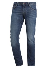 Pantalones vaqueros de mezclilla azul oscuro con corte recto, diseño de cinco bolsillos, costuras de contraste y cierre de cremallera con botón metálico.
