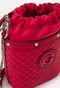 Guess Olkalaukku - red