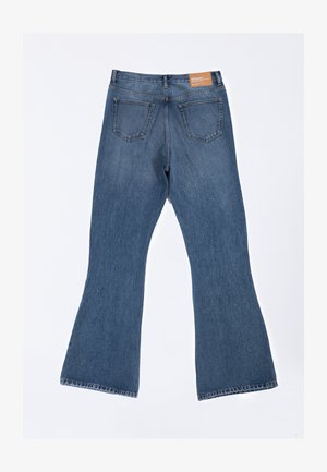 Jeans blu svasati realizzati in tessuto denim, con vita alta, cinque tasche e orlo grezzo in fondo. Etichetta situata in vita.