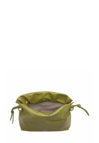 Grüne Lederhandtasche mit einem weichen, gerafften Design und einem oberen Verschluss. Sie verfügt über ein glattes Innenfutter und eine einzelne Reißverschlusstasche im Inneren.