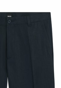 Marineblaue Hose aus leichtem Stoff, mit flachem Vorderteil, zwei Seitentaschen und einem einzigen Knopfverschluss am Bund.