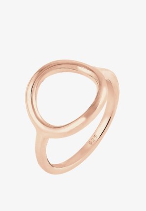 Rosaguld ring med et minimalistisk design, der har en overlappende, glat band. Indgraveret med "925," der angiver kvaliteten af sterlingsølv.