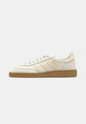 adidas Originals HANDBALL SPEZIAL UNISEX - Trainers - core white/white