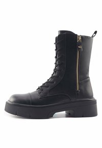Czarne skórzane buty wojskowe z wiązanym designem, bocznym zamkiem błyskawicznym, masywną podeszwą i prążkowaną teksturą na podeszwie dla lepszej przyczepności.
