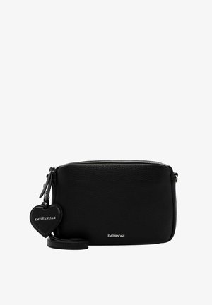 Borsa a tracolla in pelle nera con superficie testurizzata, chiusura con zip e portachiavi a forma di cuore removibile. Nome del marchio stampato sul fronte.