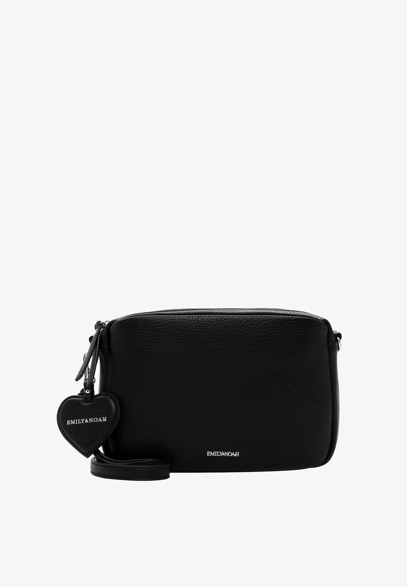 Czarna skórzana torebka na ramię o teksturowanej powierzchni, z zamkiem błyskawicznym i odpinanym breloczkiem w kształcie serca. Nazwa marki umieszczona z przodu.