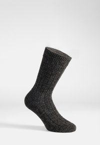 Calcetín gris de canalé hecho de material suave con altura a media pantorrilla, que presenta un patrón texturizado y áreas de punta y talón reforzadas.