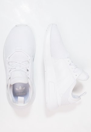 Par hvide Adidas sneakers med mesh og syntetiske overdele vist fra top- og sidevisning på en hvid baggrund.