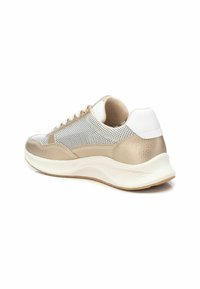 Zapatillas deportivas con un diseño en oro metálico y blanco, parte superior de malla transpirable, acentos texturizados y suela acolchada para mayor comodidad.