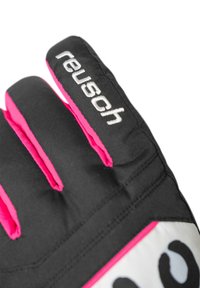 Zwarte en roze gewatteerde handschoenen met een gestructureerd oppervlak, met een logo op de pols en contrasterende stiksels. Het ontwerp bevat duidelijke vingercompartimenten.