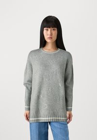 Maglione grigio lavorato a maglia con maniche lunghe, collo rotondo, orlo a costine e un sottile motivo strutturato. Presenta strisce a contrasto ai polsini e all'orlo.