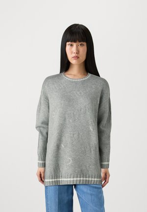 Maglione grigio lavorato a maglia con maniche lunghe, collo rotondo, orlo a costine e un sottile motivo strutturato. Presenta strisce a contrasto ai polsini e all'orlo.