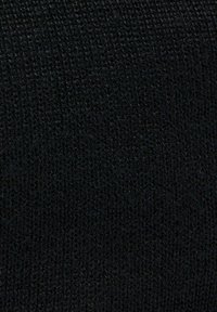 Tessuto di maglia nera con una superficie texturizzata, caratterizzato da un motivo fine e uniforme. Il materiale è morbido e leggermente elasticizzato.