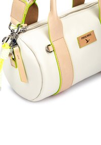 Bolso de mano de cuero blanco con asas beige y acentos en verde brillante. Presenta herrajes plateados y un cierre con cremallera, con una etiqueta de marca visible.