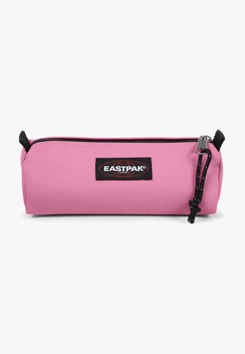 Pink pencilmad med en tekstureret stofoverflade, der har et sort Eastpak-logo patch og en lynlås med et sort trækkabel.