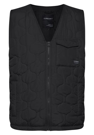 Melnās quiltētās vestes ar V-veida kaklu, priekšējo rāvējslēdzēju un vienu krūšu kabatu. Izkārtojums ar teksturētām raksts un logo uzlīmi uz kabatas.