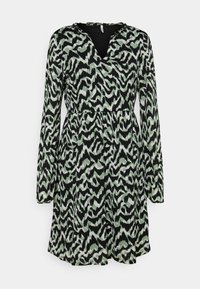 Schwarz-grünes gemustertes Kleid mit V-Ausschnitt, langen Ärmeln und tailliertem Schnitt. Der Stoff weist ein strukturiertes, wellenförmiges Design auf.