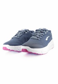 Blå sportskor med övre i mesh, vit mellansula och rosa accent på yttersulan. Har rund snörning och ventilationshål.