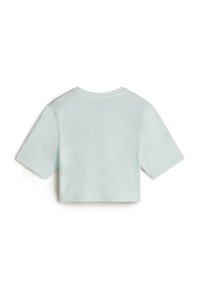 Lyseblå cropped t-shirt lavet af blødt bomuld, med korte ærmer og en rund halsudskæring, der har en glat tekstur og et simpelt design.