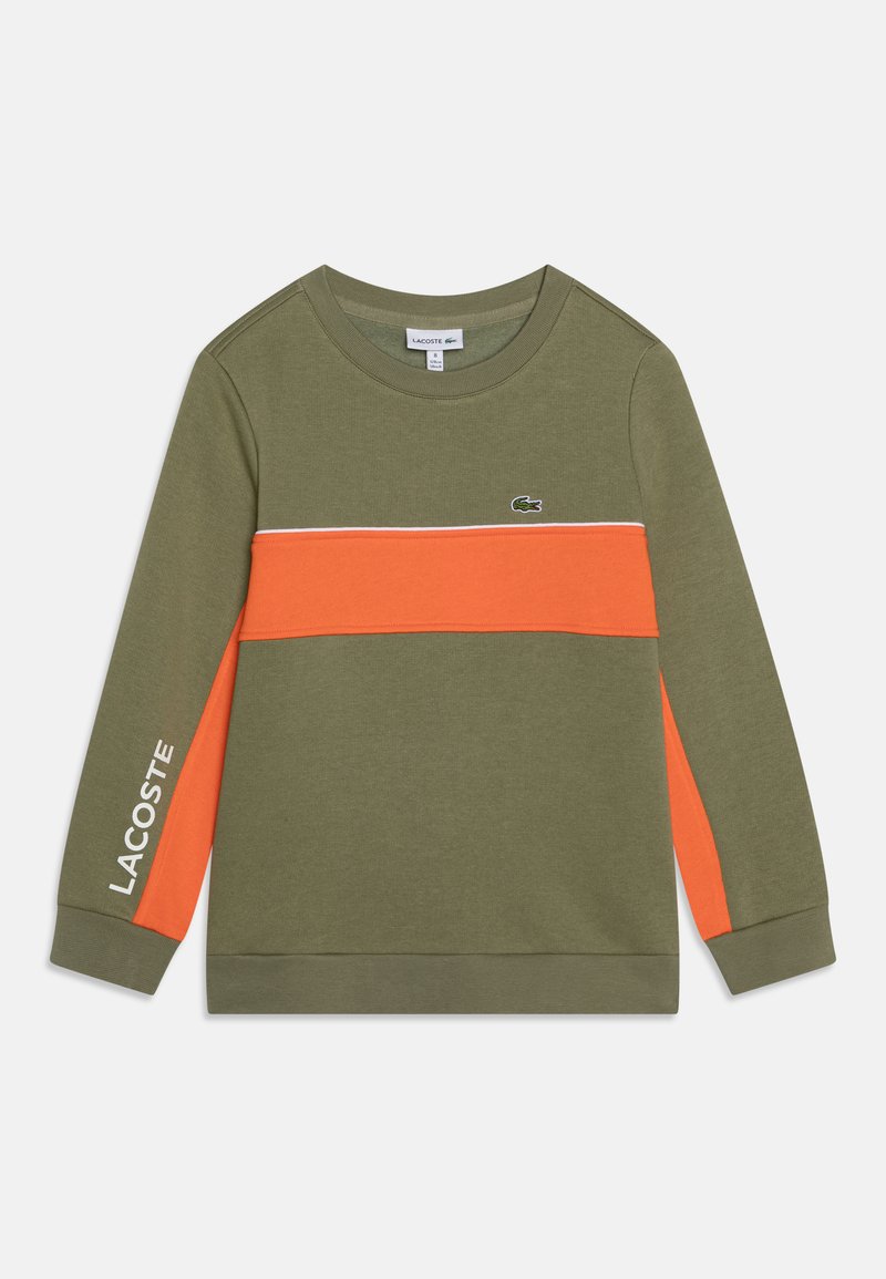 Olivengrøn sweatshirt med orange vandret stripes og hvid trim. "LACOSTE" trykt i hvid på venstre ærme. Klassisk crew neck design.