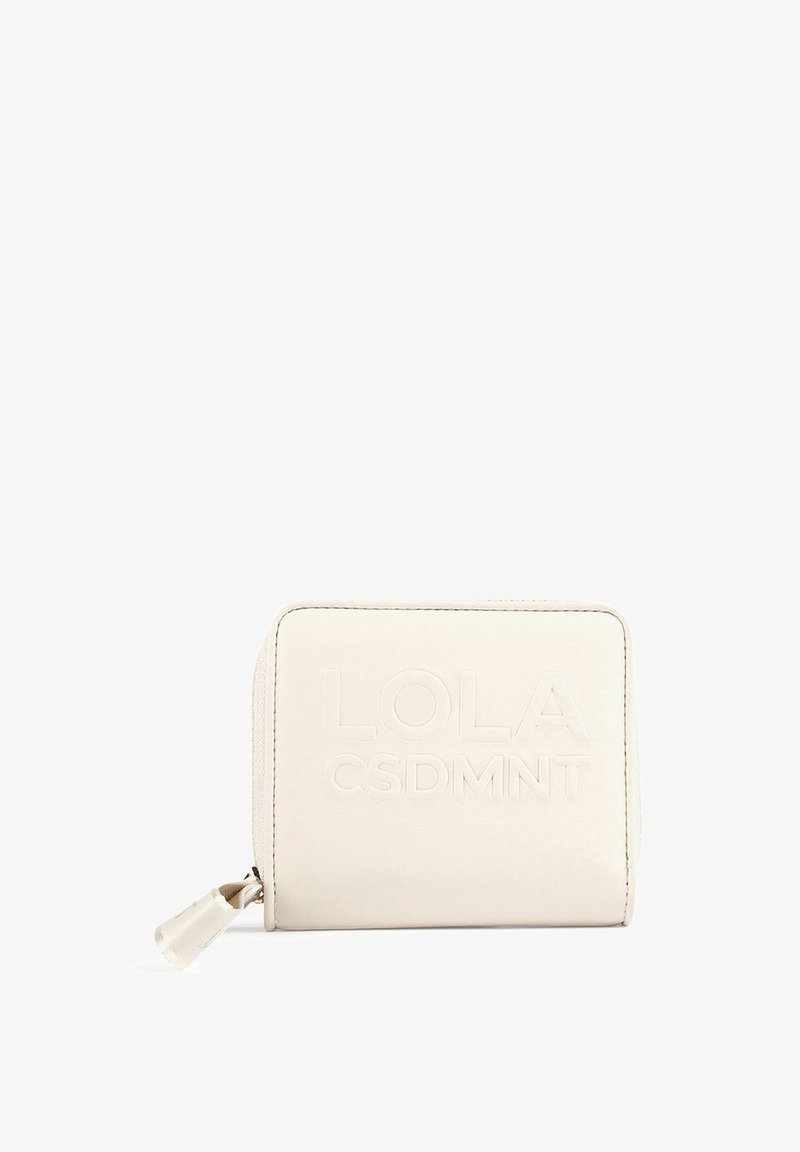 Bílá kožená peněženka s embosovaným textem "LOLA CSDMNT", obdélníkový tvar, zapínání na zip a malý kovový táhlo na zipu.