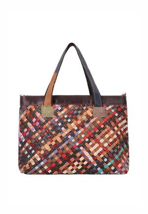 Sac cabas en cuir multicolore tissé avec garniture marron foncé et poignées bicolores, forme rectangulaire et motif patchwork texturé.