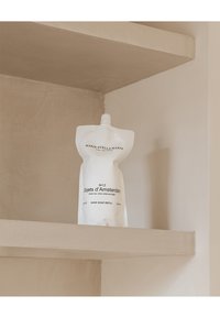 Poche souple blanche étiquetée "Marie-Stella-Maris N°12 Objets d'Amsterdam," contenant un recharge de savon pour les mains, avec un bouchon à vis.
