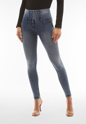 Hochgeschnittene Jeans aus Denim in mittlerem Blau, mit drei vorderen Knöpfen, zwei Taschen und einem schmalen Schnitt, der an den Knöcheln enger wird.