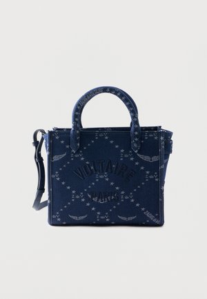 Sac cabas Voltaire Paris bleu foncé en tissu à motifs, avec deux anses et une bandoulière amovible, présenté sur un fond uni.