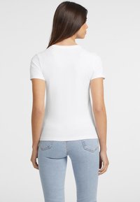 Guess Jeans VESTIBILITÀ SLIM AMERICAN TRADITION - Camiseta estampada - bianco