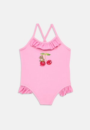 Maillot de bain une pièce rose avec bretelles à volants ; présente un motif d'ours en peluche et de cerises sur le devant. Tissu doux et extensible.