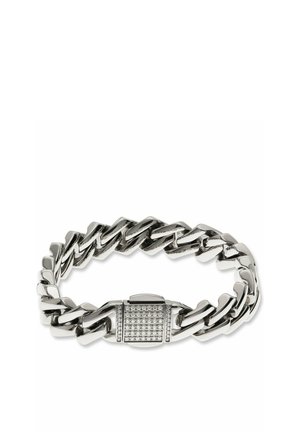 Zilveren chunky kettingarmband met een rechthoekige sluiting versierd met kleine fonkelende steentjes op een witte achtergrond.