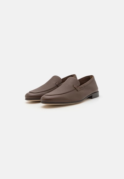 Chaussures marron en cuir à enfiler avec une finition texturée, bout rond, coutures minimalistes et semelle en caoutchouc contrastante. Design classique.