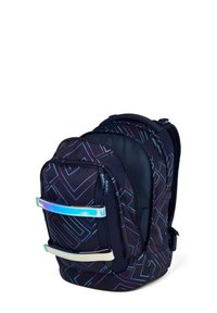 Sac à dos marine avec des motifs géométriques en violet et bleu, comportant deux accents métalliques sur les sangles et plusieurs compartiments zippés.