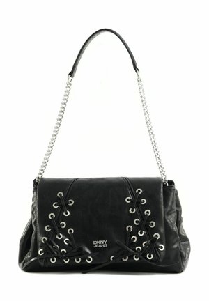 Sac à main DKNY Jeans noir avec œillets argentés et lacets noirs à l'avant, avec une bandoulière chaîne argentée et un coussinet d'épaule noir.