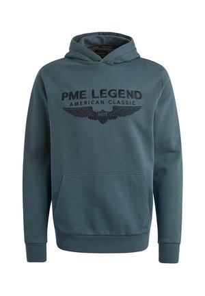 Kapturowa bluza z zielonego materiału bawełnianego, z przednią kieszenią i czarnym haftowanym logo z motywem skrzydeł. Żebrowane mankiety i dół.