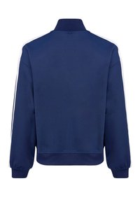 Granatowa kurtka sportowa z wysokim kołnierzem, elastycznymi mankietami i białymi paskami bocznymi. Wykonana z gładkiego, lekkiego materiału z luźnym krojem.