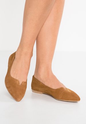 Bruine suède ballerina's met een spits toelopende neus, V-vormige uitsnijding en lage hak; gladde textuur en minimalistisch ontwerp.