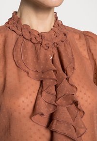 Cream Paitapusero - metallic red