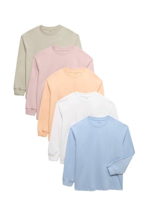 Fem langærmede crewneck-trøjer i beige, mauve, fersken, hvid og lyseblå, arrangeret overlappende på en hvid baggrund.