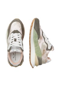 Sneaker con un mix di camoscio rosa chiaro, verde e grigio, dotate di una linguetta in rete bianca, suola texturizzata e dettagli cuciti.