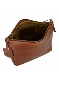 Borsa a tracolla in pelle marrone con una texture liscia, chiusura a zip e una zip in tonalità oro. L'interno presenta una fodera coordinata e una tasca.