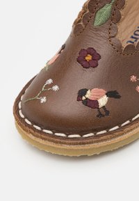 Petit Nord Copenhagen T-BAR SCALLOP BIRDS UNISEX - Boty se suchým zipem - hazelnut