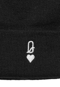 Gorro de punto negro con vuelta. Presenta un logotipo bordado en blanco y un diseño de corazón. El material es suave con una textura acanalada.