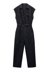 Zwarte jumpsuit met korte mouwen, gemaakt van textuurstof, met twee borstzakken, een ceintuur op de taille en brede, rechte pijpen.
