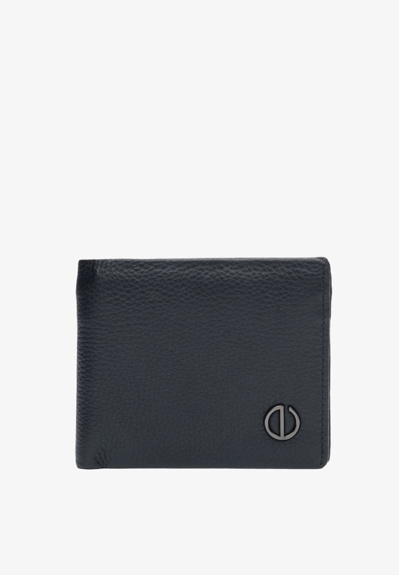 Czarny skórzany portfel o teksturowanej powierzchni, złożonej konstrukcji i okrąłym metalowym logo na przodzie.