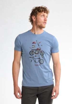 Lichtblauw katoenen t-shirt met een graphic van motoronderdelen in zwart en rood. Korte mouwen en ronde halsontwerp.