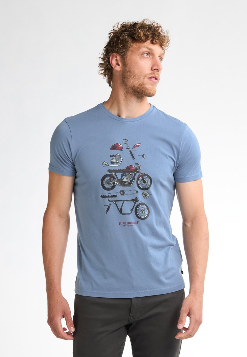 Světle modré bavlněné tričko s grafikou motocyklových dílů v černé a červené barvě. Krátké rukávy a kulatý výstřih.