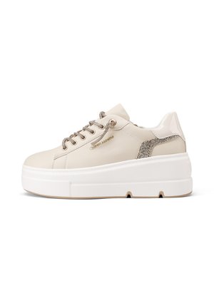 Sneakers platform beige con una finitura liscia, dettagli glitterati e occhielli metallici. Presentano una punta arrotondata e una spessa suola bianca.